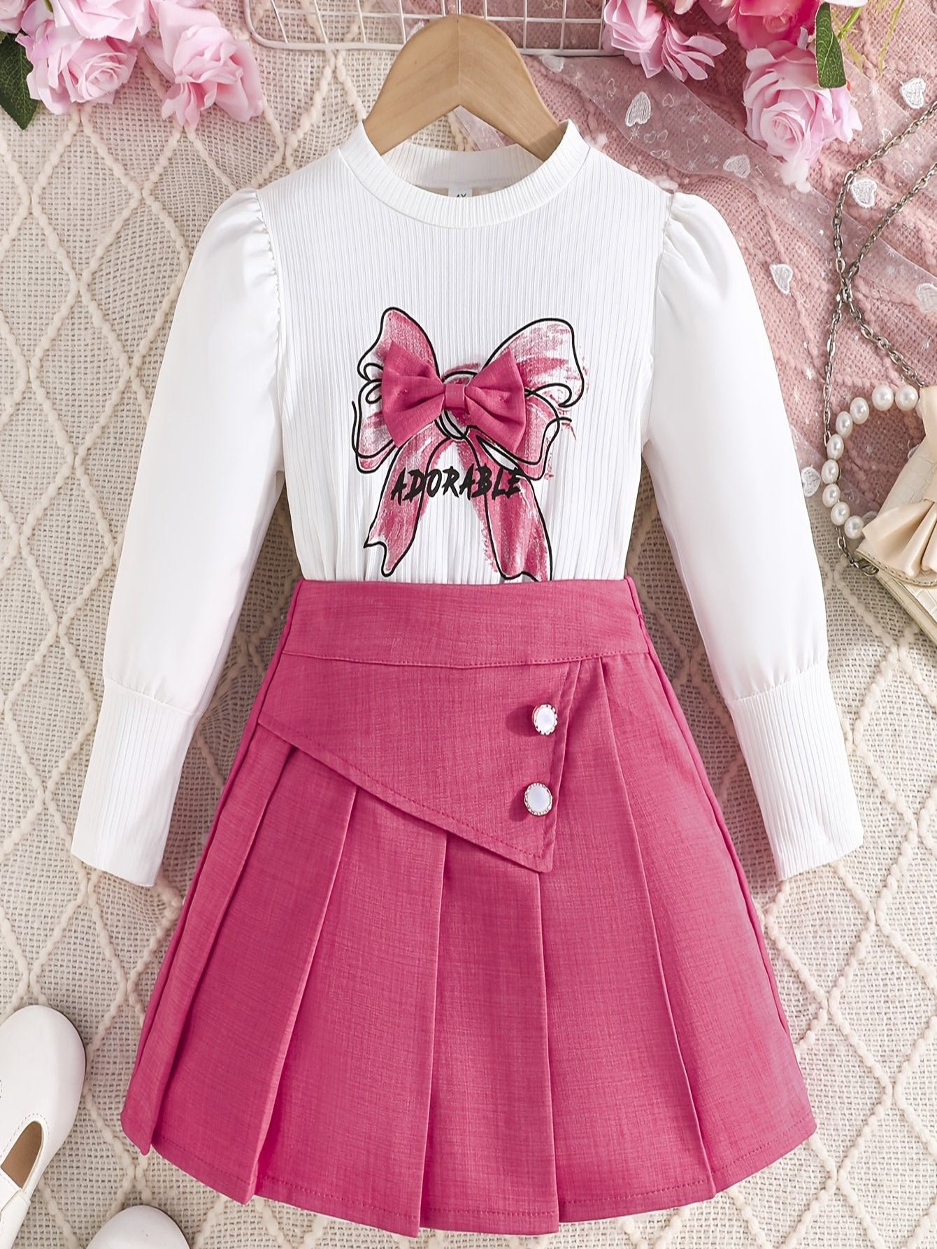 Herbstliches Langarm-Oberteil mit Ballonärmeln, Fliege und Faltenrock-Set.