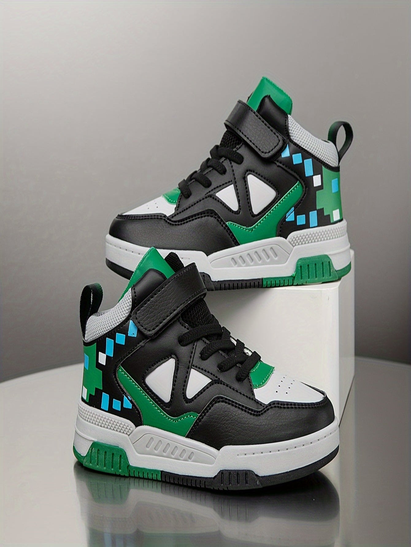 Seil und Hakenverschluss. High-Top-Sneaker im stylischen Design, atmungsaktiv und bequem