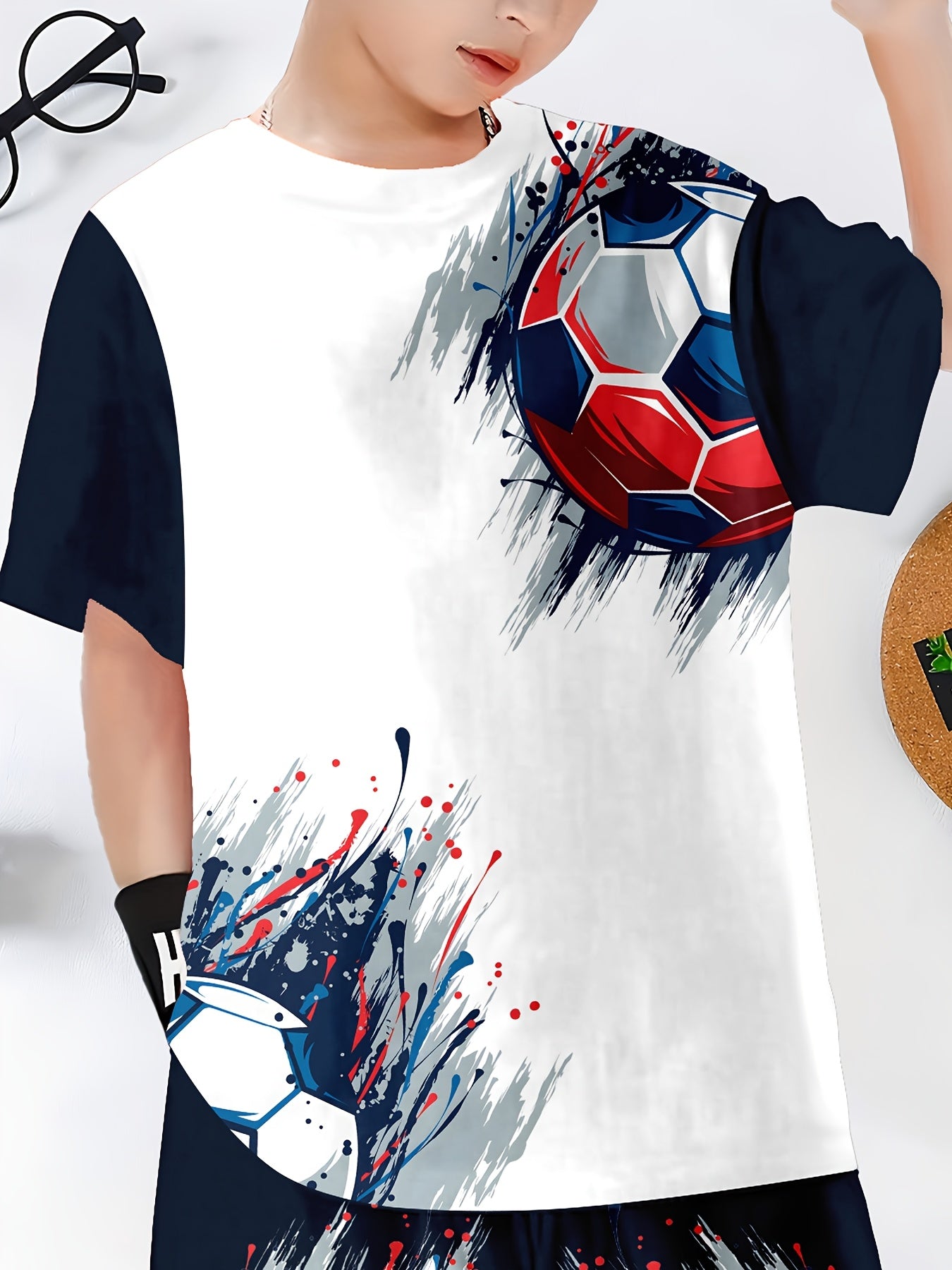 Sommerliches Freizeitkleidungsset für Jungen: 2-teiliges Set aus kurzärmligem T-Shirt und Shorts mit Fußballmotiv – bequeme Polyestermischung, maschinenwaschbar, dehnbarer Stoff, Rundhalsausschnitt, blickdicht – perfekt für Freizeit und Spiele im Freien.