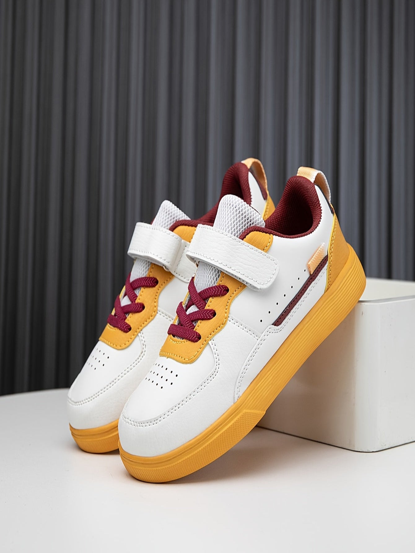 Ein stylisches und vielseitiges Paar Freizeit-Sneaker für Jungen für alle Jahreszeiten, mit atmungsaktivem und leichtem Design, perfekt als Sportschuhe für Kinder.