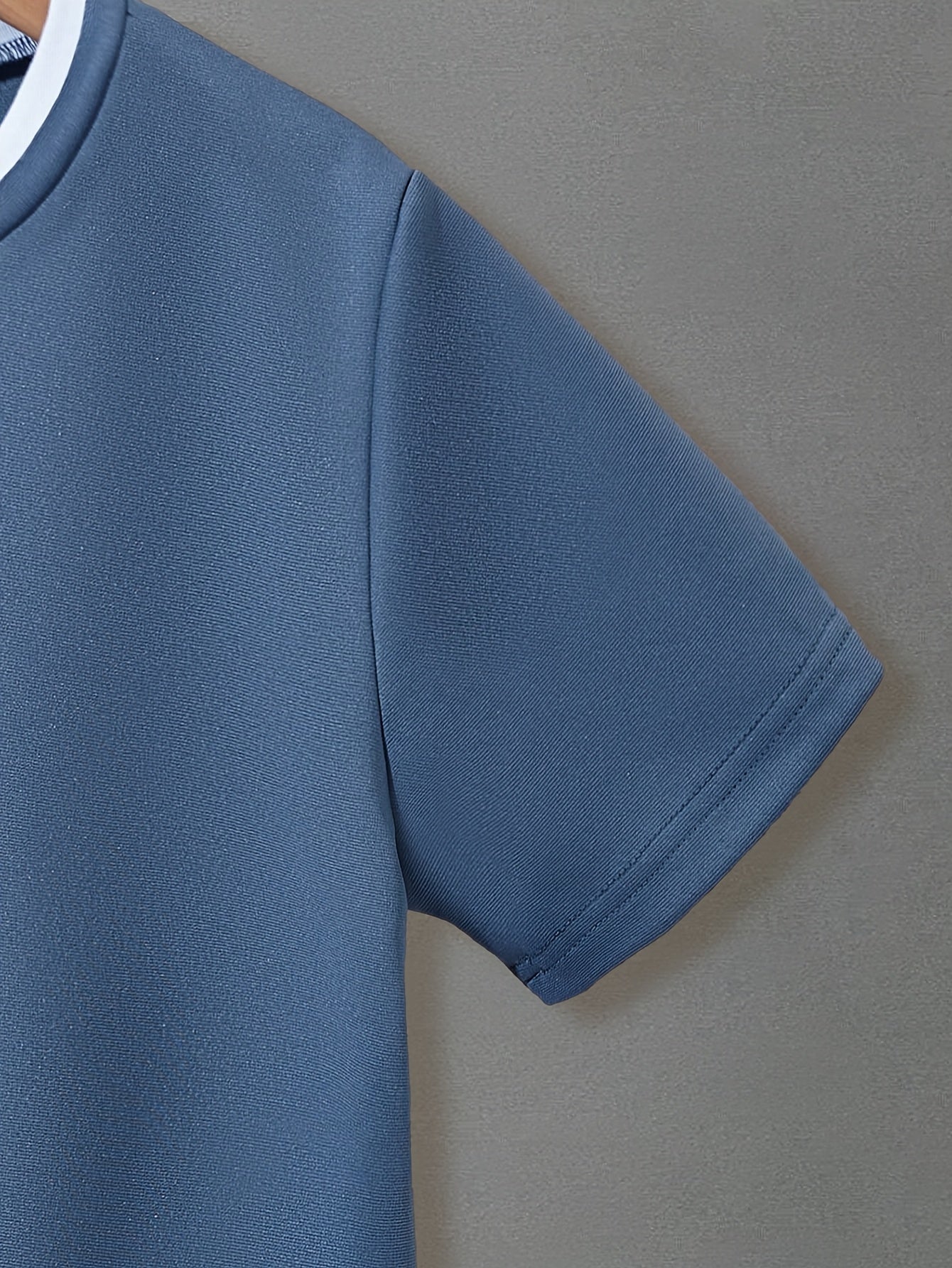 Lässiges Rundhals-T-Shirt für den Sommer, einfarbig und bequem, normale Passform mit mittlerer Elastizität, aus Polyesterstrick.