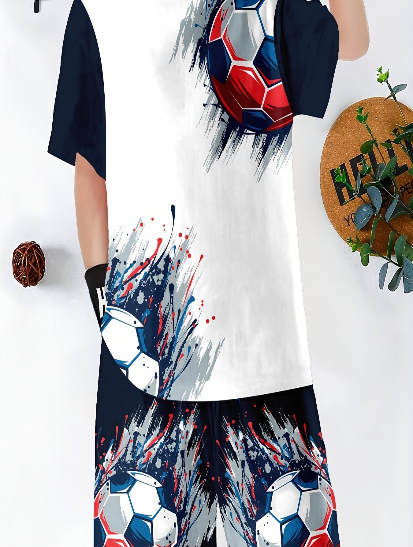 Sommerliches Freizeitkleidungsset für Jungen: 2-teiliges Set aus kurzärmligem T-Shirt und Shorts mit Fußballmotiv – bequeme Polyestermischung, maschinenwaschbar, dehnbarer Stoff, Rundhalsausschnitt, blickdicht – perfekt für Freizeit und Spiele im Freien.