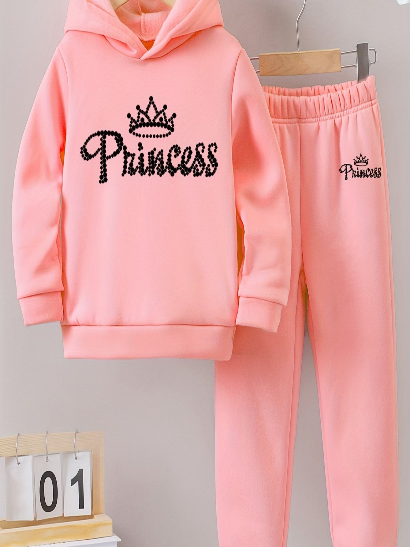 Kapuzensweatshirts für Mädchen für Herbst und Winter mit gemusterten Drucken, gefüttert mit warmem Fleecestoff, kombiniert mit Sporthosen.