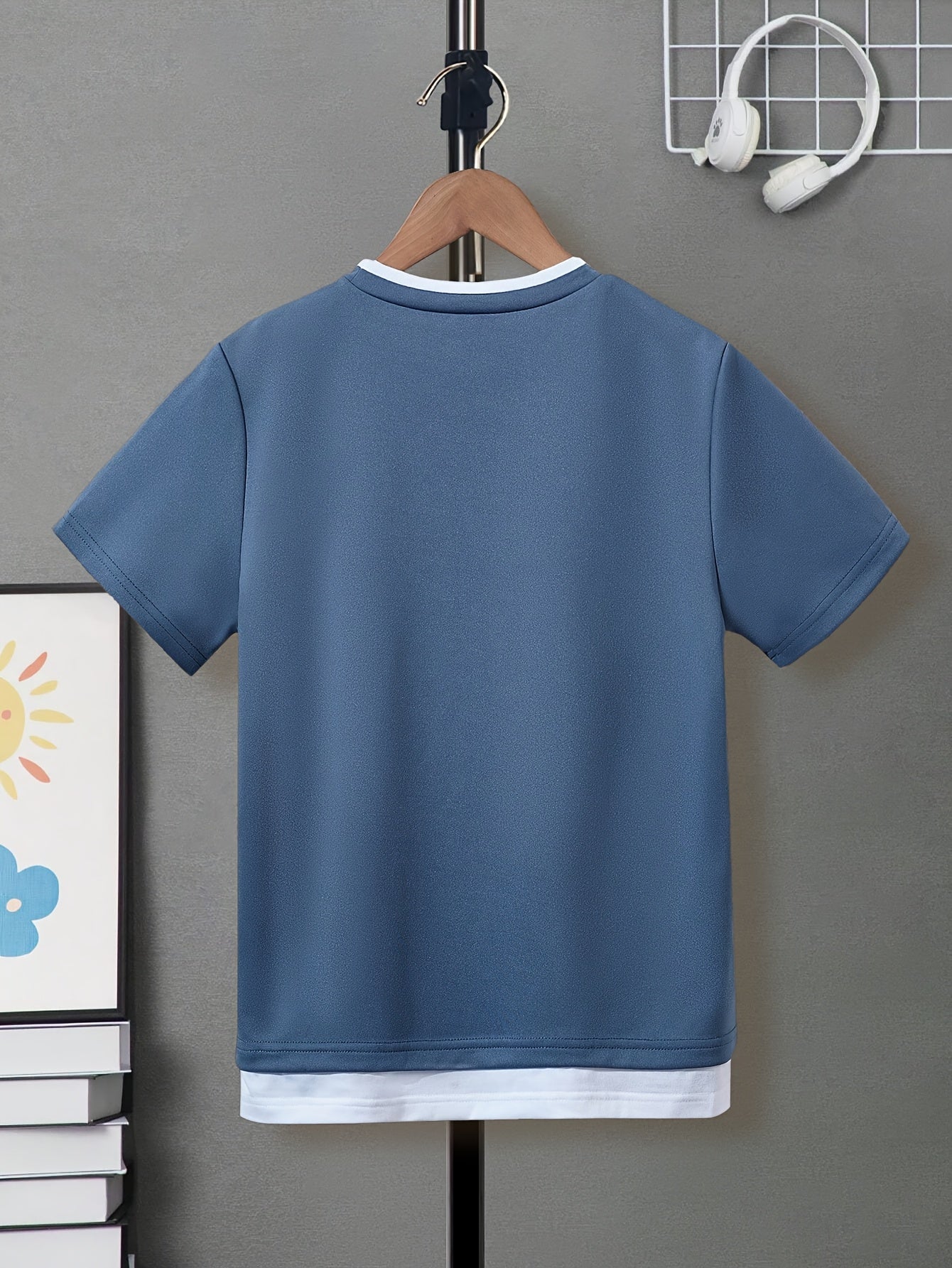 Lässiges Rundhals-T-Shirt für den Sommer, einfarbig und bequem, normale Passform mit mittlerer Elastizität, aus Polyesterstrick.
