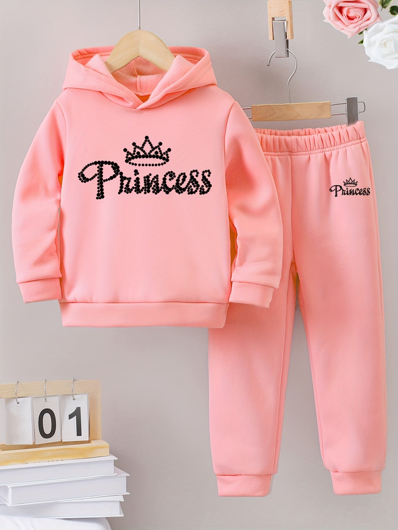 Kapuzensweatshirts für Mädchen für Herbst und Winter mit gemusterten Drucken, gefüttert mit warmem Fleecestoff, kombiniert mit Sporthosen.