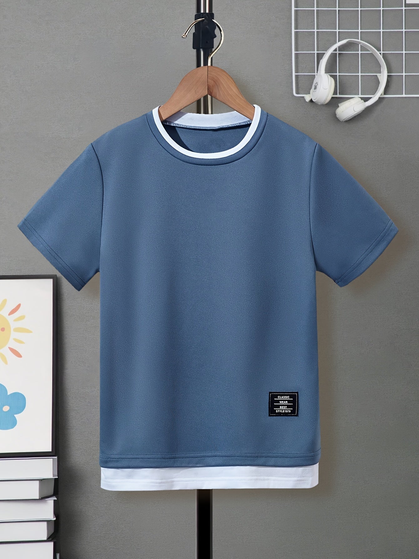 Lässiges Rundhals-T-Shirt für den Sommer, einfarbig und bequem, normale Passform mit mittlerer Elastizität, aus Polyesterstrick.
