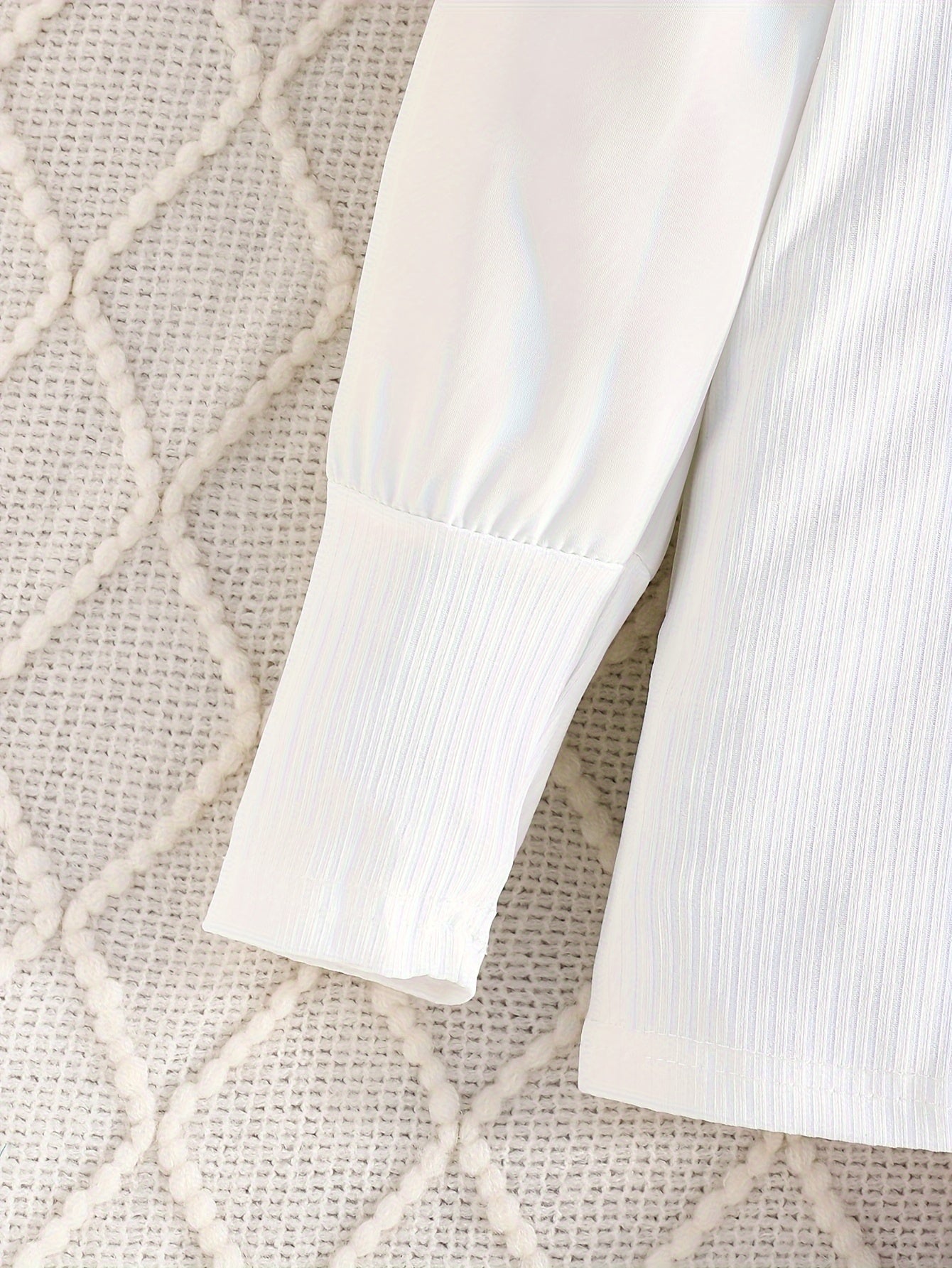 Herbstliches Langarm-Oberteil mit Ballonärmeln, Fliege und Faltenrock-Set.