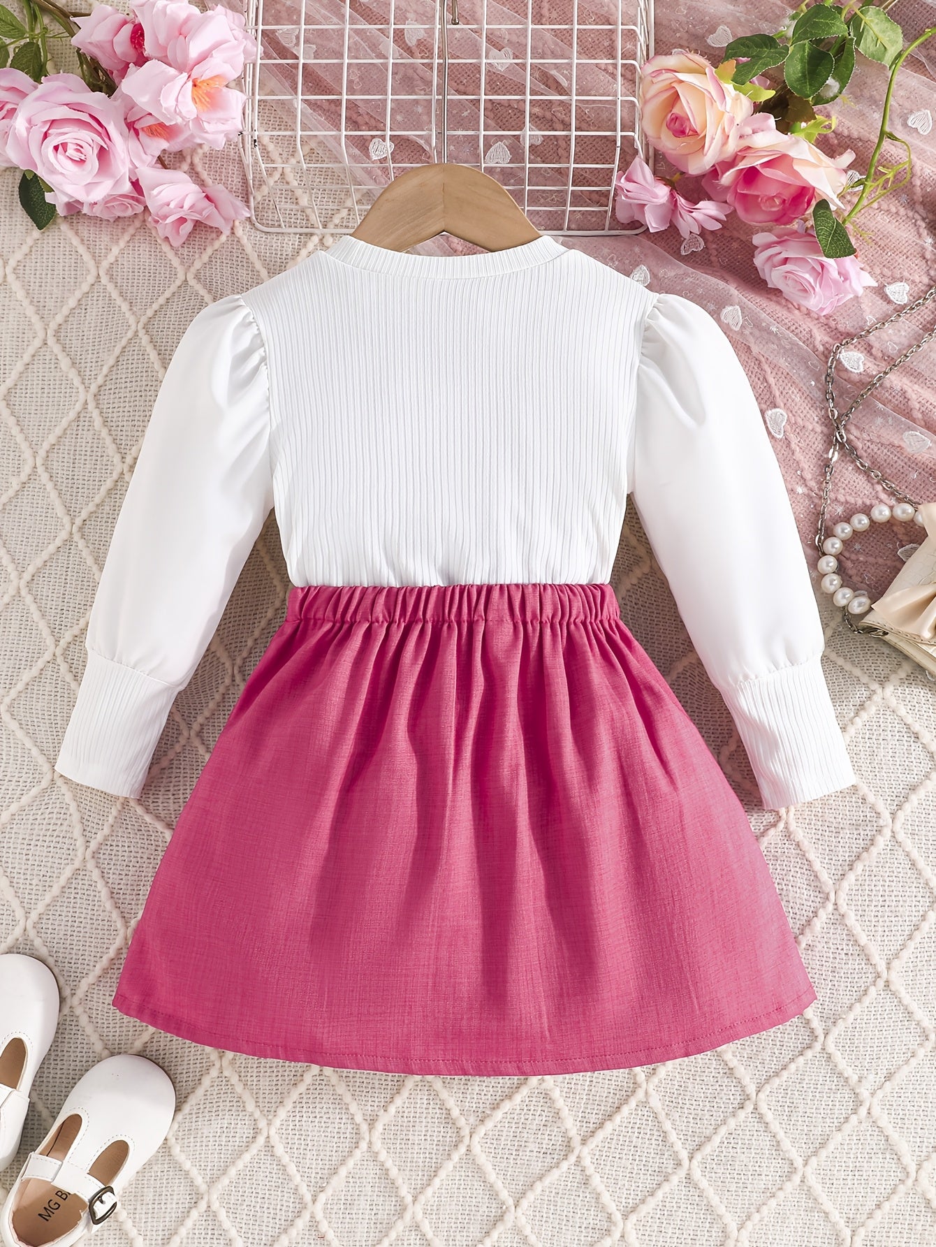 Herbstliches Langarm-Oberteil mit Ballonärmeln, Fliege und Faltenrock-Set.