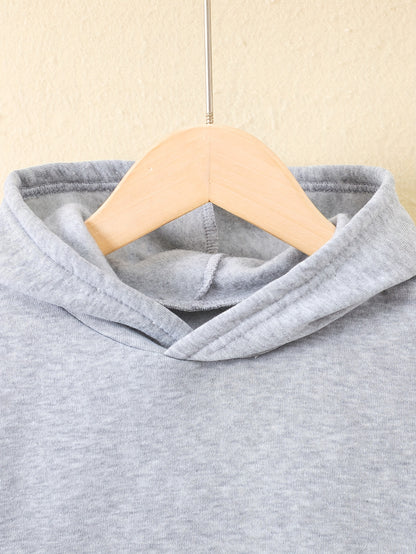 Kapuzensweatshirts für Mädchen für Herbst und Winter mit gemusterten Drucken, gefüttert mit warmem Fleecestoff, kombiniert mit Sporthosen.