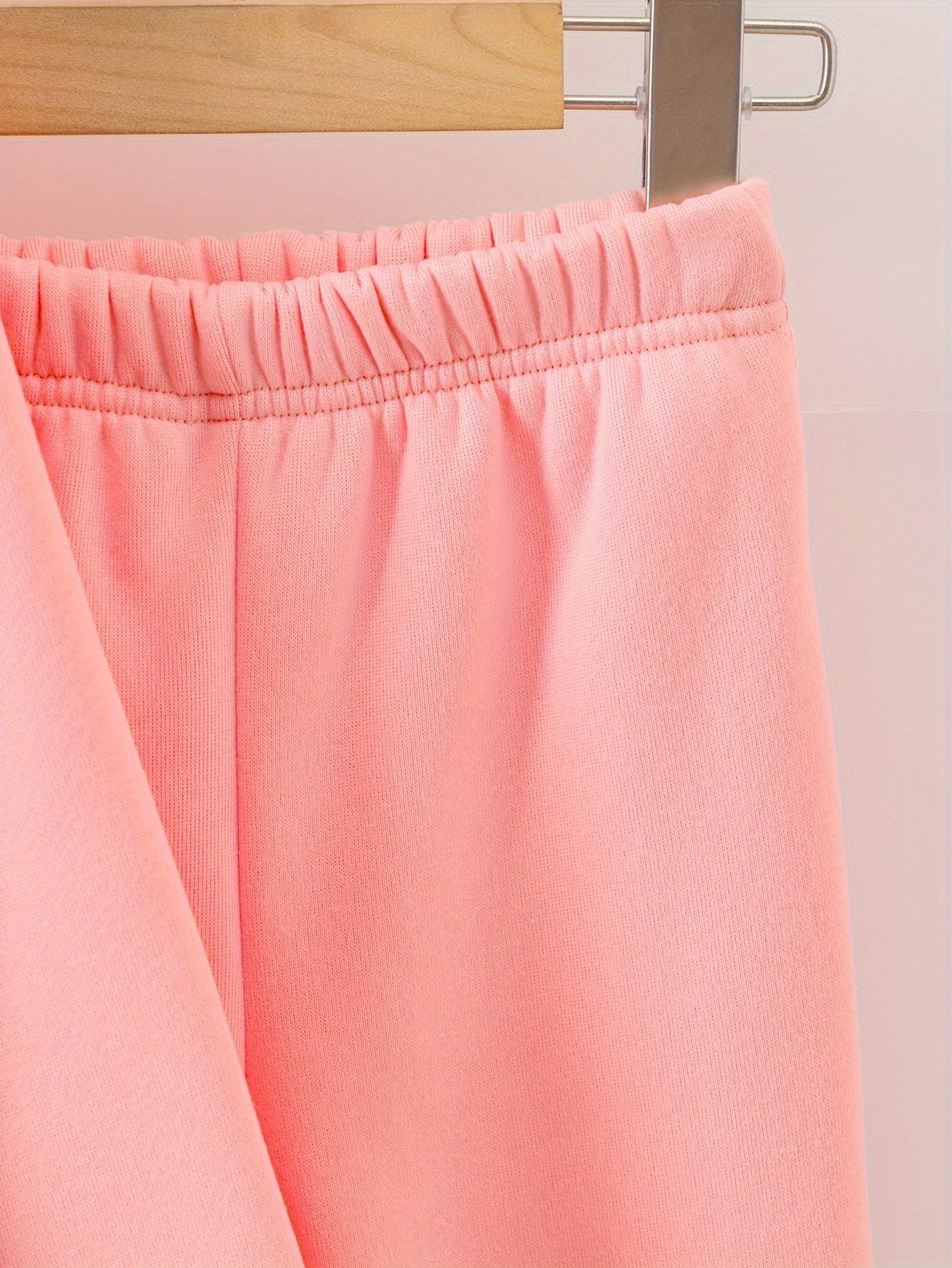 Kapuzensweatshirts für Mädchen für Herbst und Winter mit gemusterten Drucken, gefüttert mit warmem Fleecestoff, kombiniert mit Sporthosen.