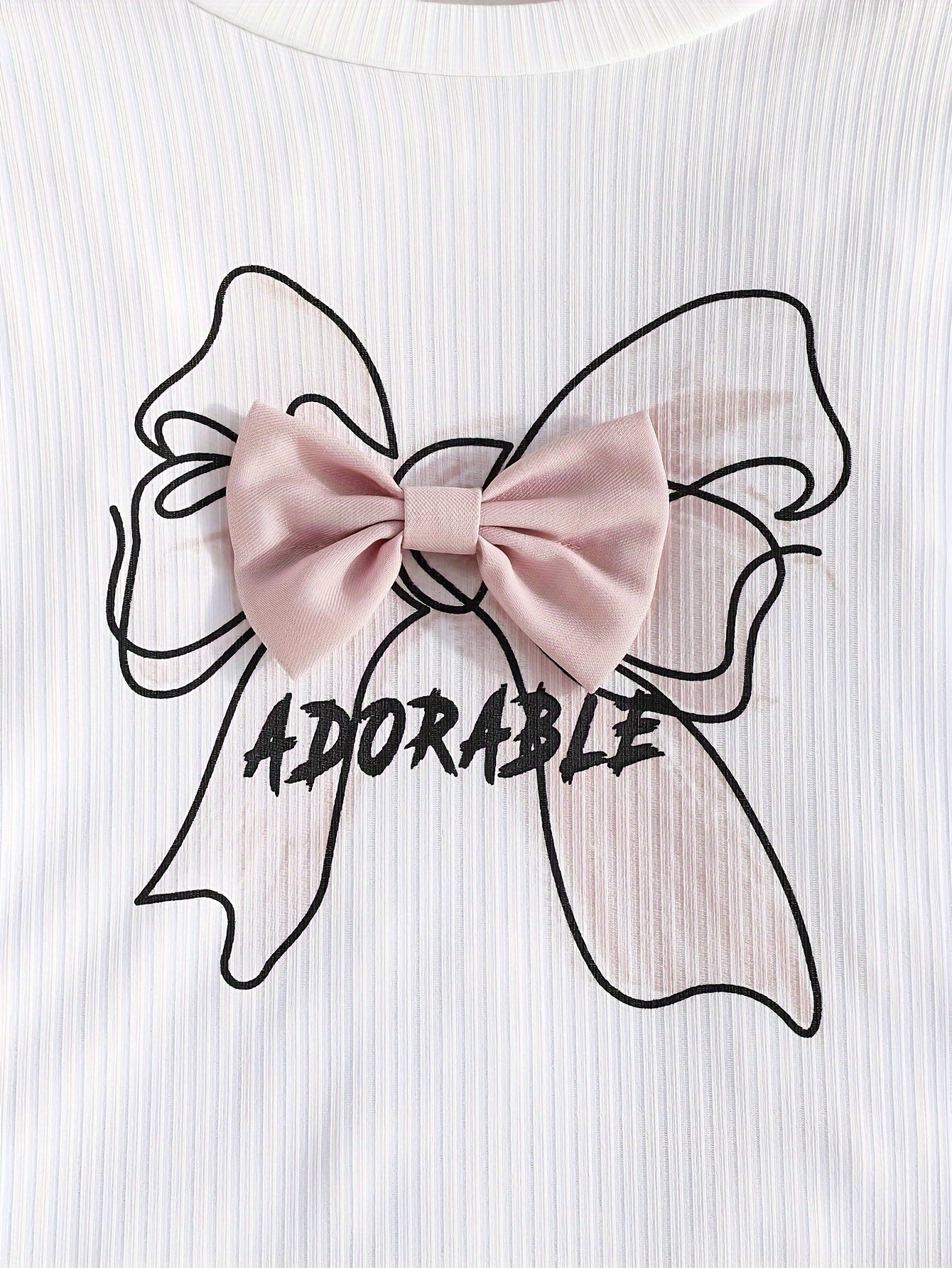 Herbstliches Langarm-Oberteil mit Ballonärmeln, Fliege und Faltenrock-Set.