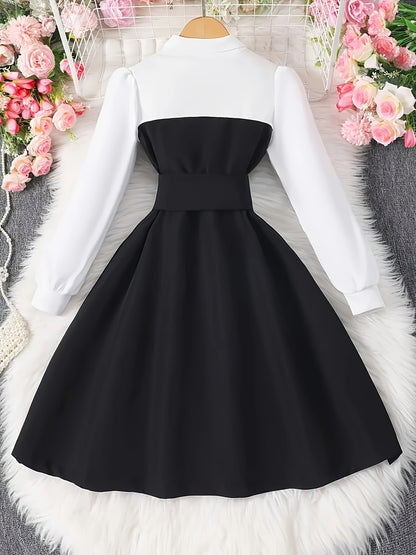 Farbblockkleid für schicke Mädchen mit Gürtel- und Knopfdetails – Schwarz-weißes, elegant geschnittenes Konfektionskleid für die Schule oder den Alltag, saisonale Mode | Kleid mit Taillengürtel | Glänzend