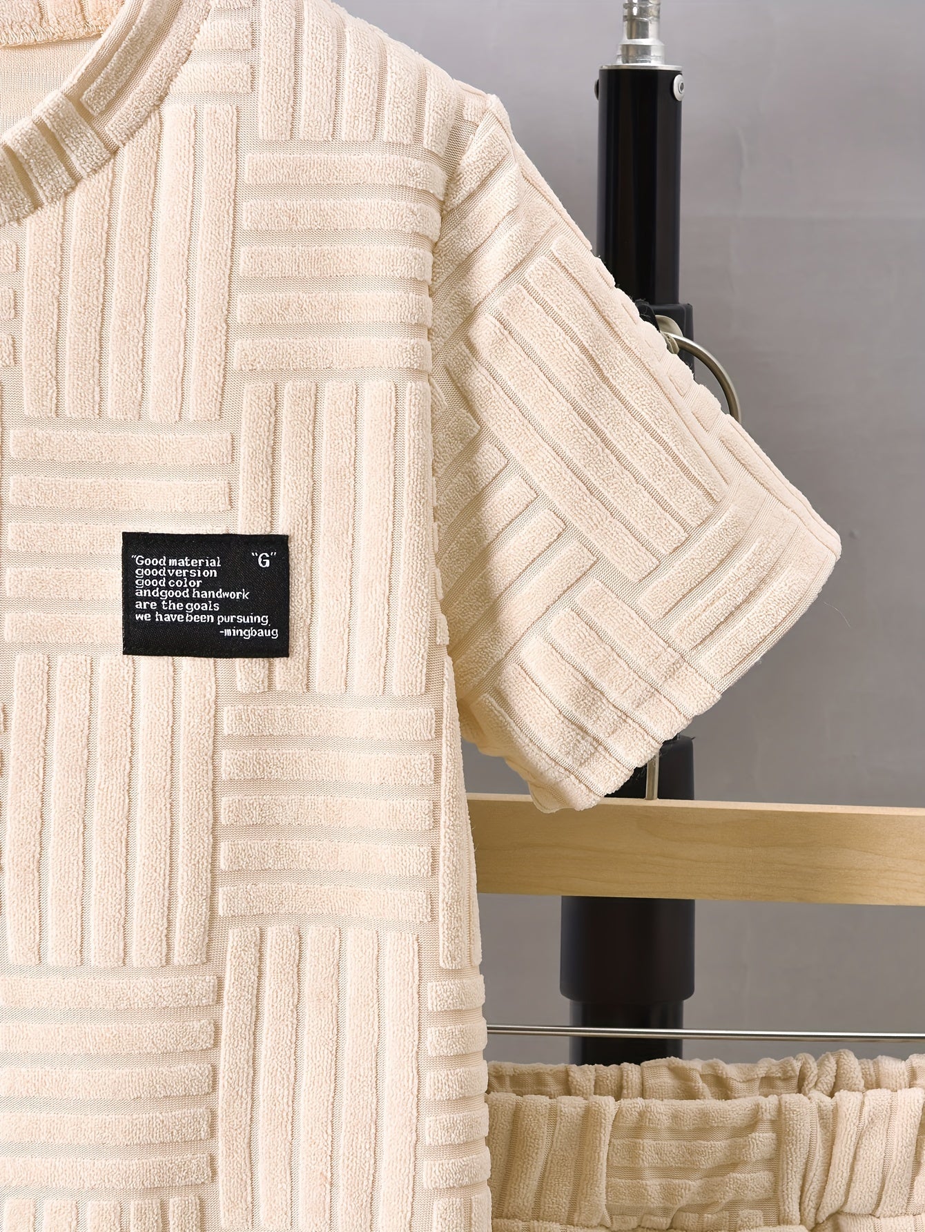 Modisches, lässiges Zweiteiler-Set aus kurzärmligem T-Shirt mit Rundhalsausschnitt und lässigen Shorts für Jungen