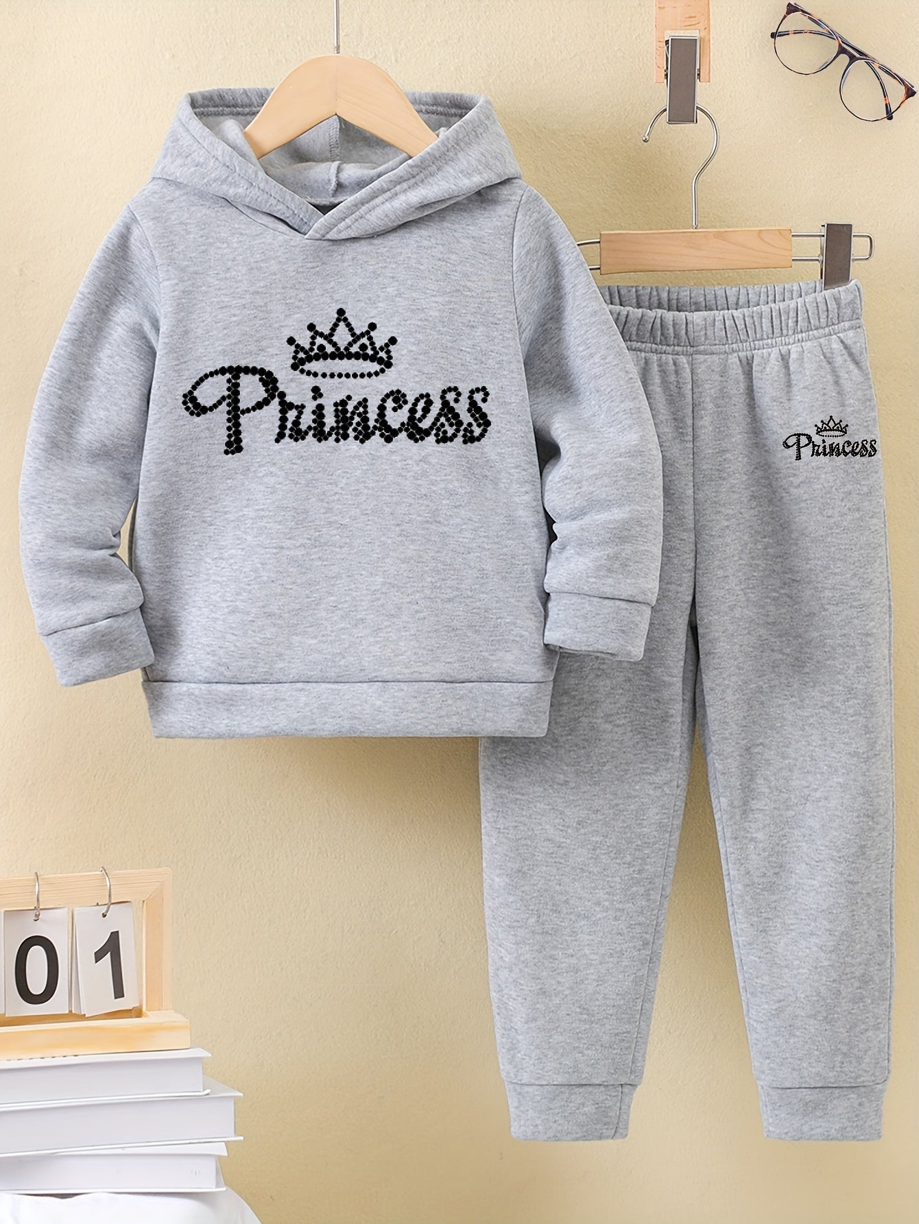 Kapuzensweatshirts für Mädchen für Herbst und Winter mit gemusterten Drucken, gefüttert mit warmem Fleecestoff, kombiniert mit Sporthosen.