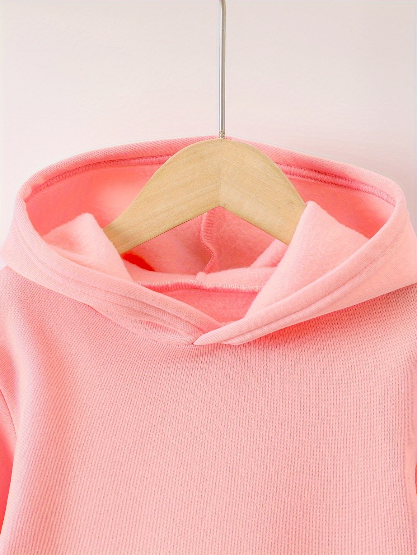 Kapuzensweatshirts für Mädchen für Herbst und Winter mit gemusterten Drucken, gefüttert mit warmem Fleecestoff, kombiniert mit Sporthosen.