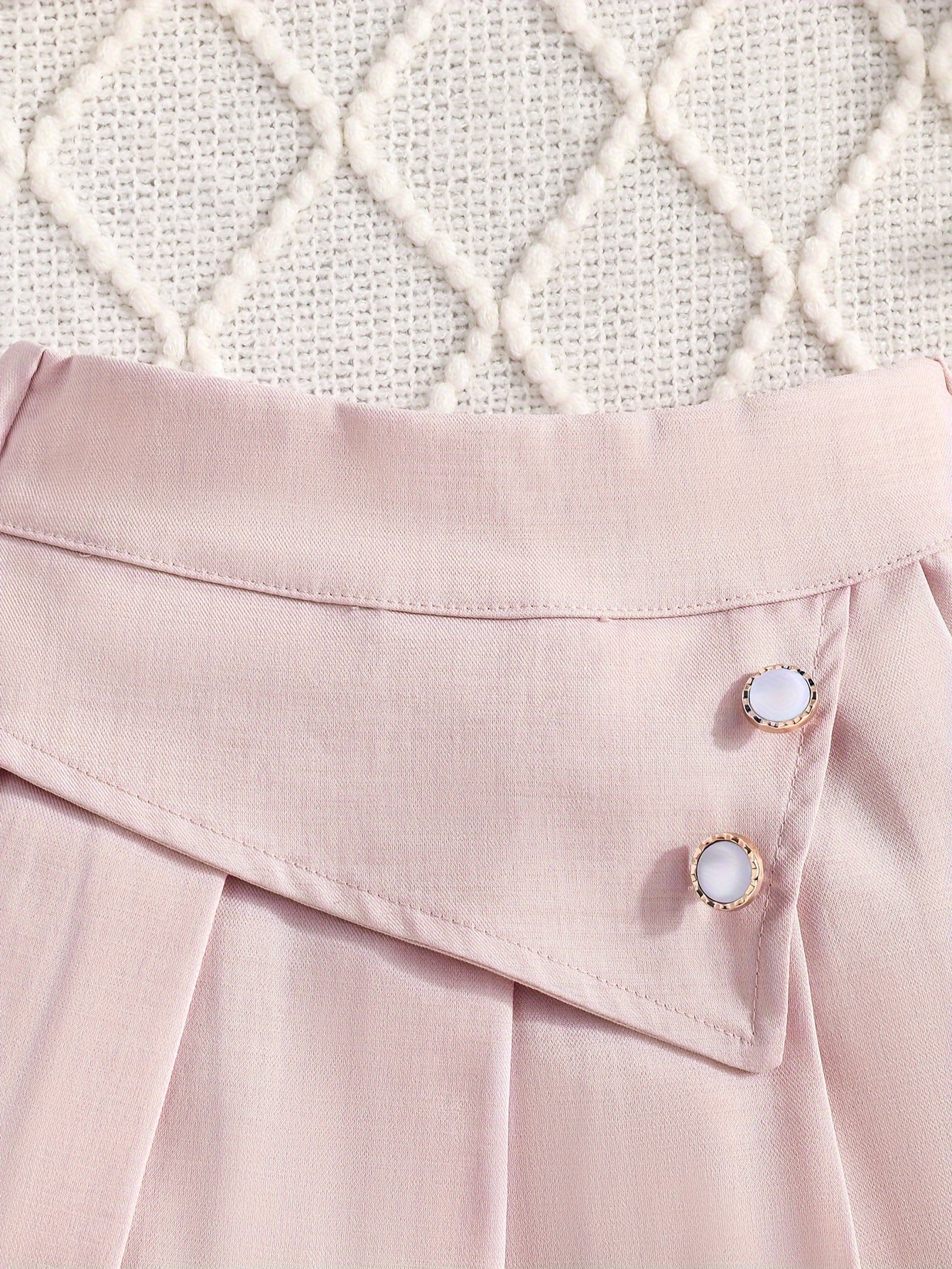 Herbstliches Langarm-Oberteil mit Ballonärmeln, Fliege und Faltenrock-Set.