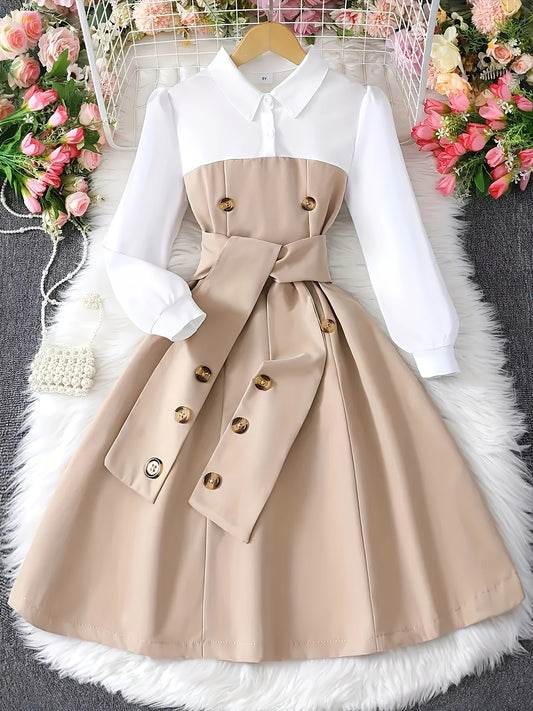 Farbblockkleid für schicke Mädchen mit Gürtel- und Knopfdetails – Schwarz-weißes, elegant geschnittenes Konfektionskleid für die Schule oder den Alltag, saisonale Mode | Kleid mit Taillengürtel | Glänzend