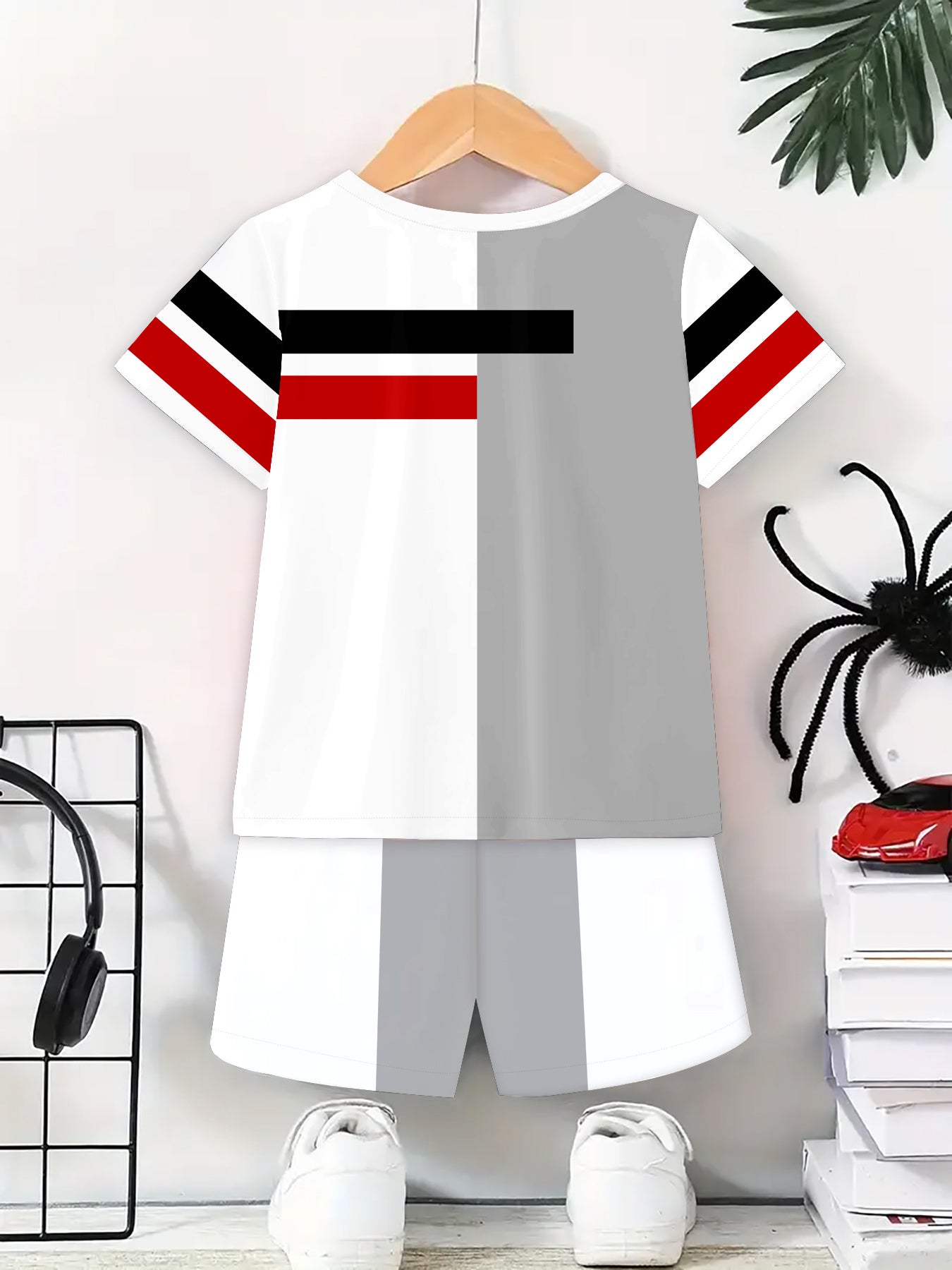 Lässiger Kurzarmanzug aus Polyester-Mischgewebe für Jungen mit gestreiften Akzenten – Strickstoff, normale Passform, Farbblockdesign für Frühling und Sommer, Sommerkleidung für Jungen.