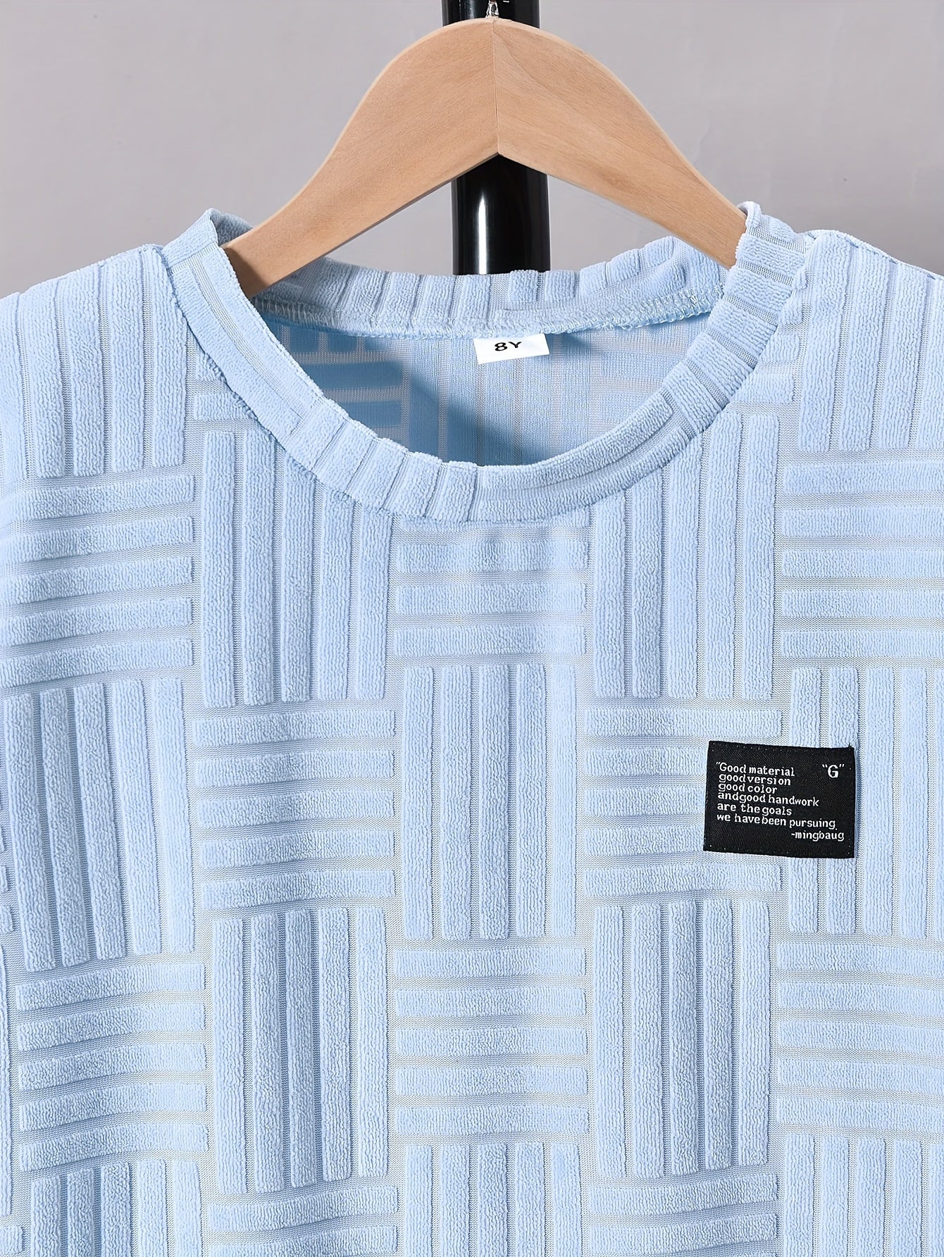 Modisches, lässiges Zweiteiler-Set aus kurzärmligem T-Shirt mit Rundhalsausschnitt und lässigen Shorts für Jungen