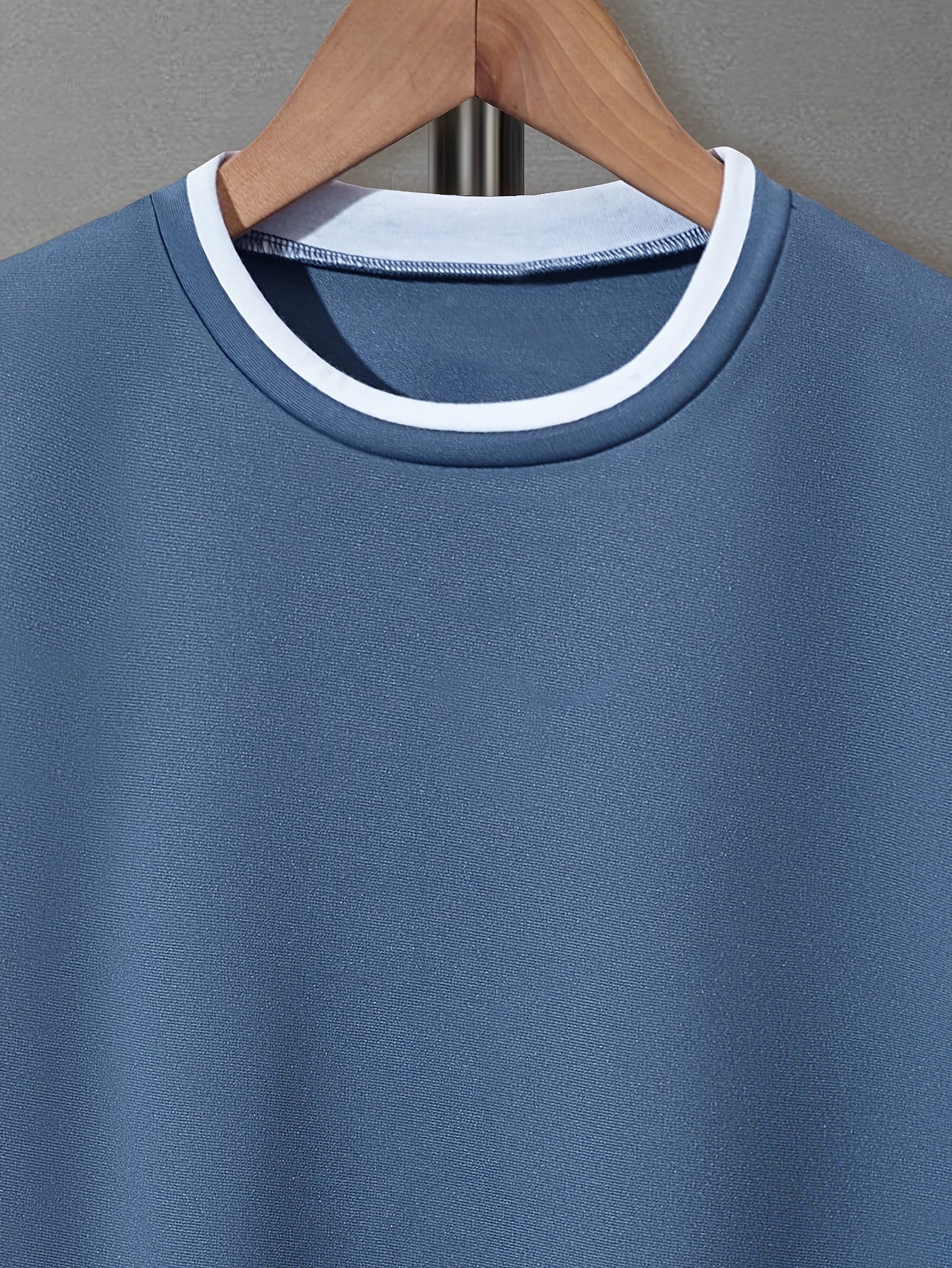 Lässiges Rundhals-T-Shirt für den Sommer, einfarbig und bequem, normale Passform mit mittlerer Elastizität, aus Polyesterstrick.