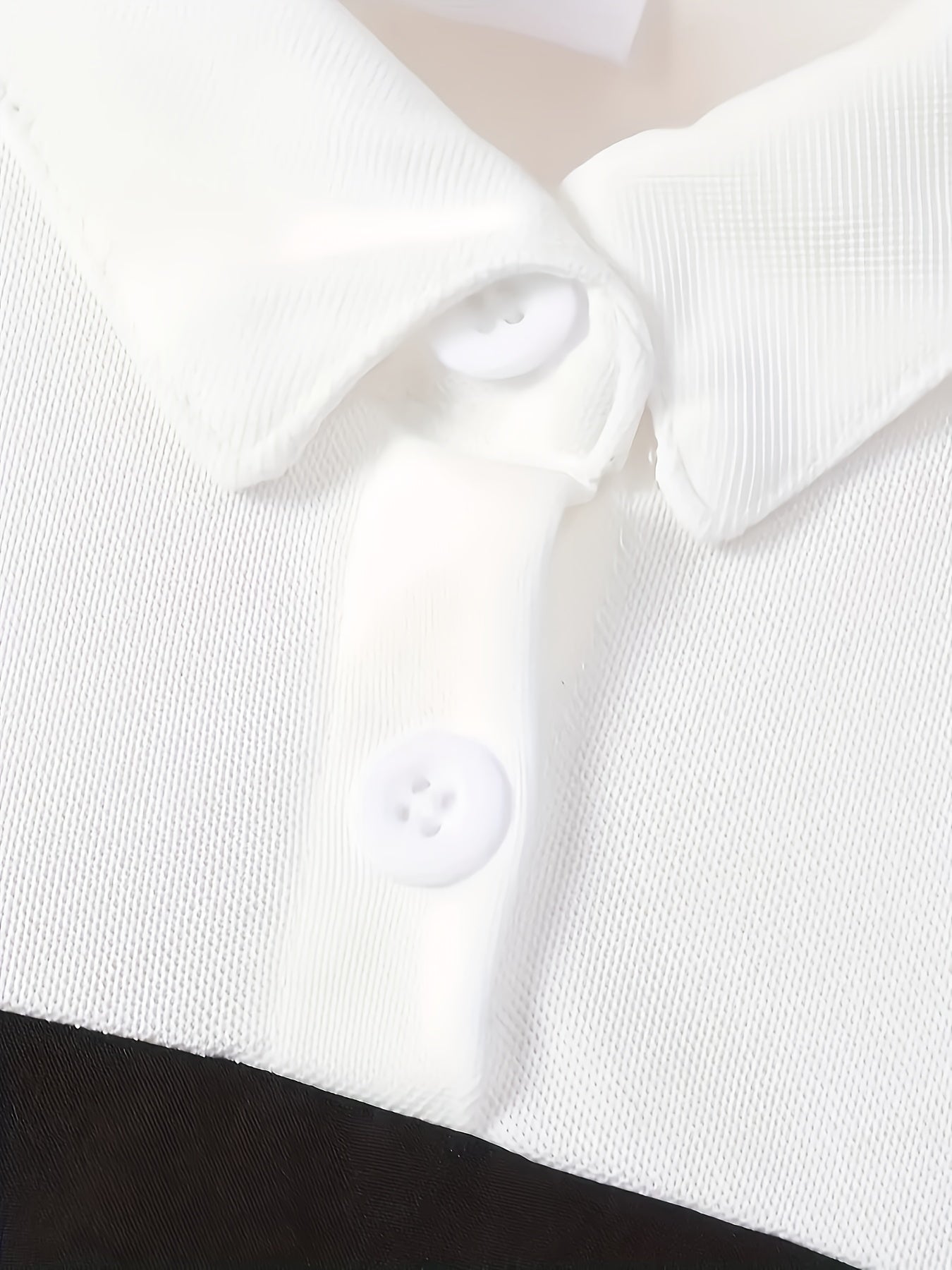 Farbblockkleid für schicke Mädchen mit Gürtel- und Knopfdetails – Schwarz-weißes, elegant geschnittenes Konfektionskleid für die Schule oder den Alltag, saisonale Mode | Kleid mit Taillengürtel | Glänzend