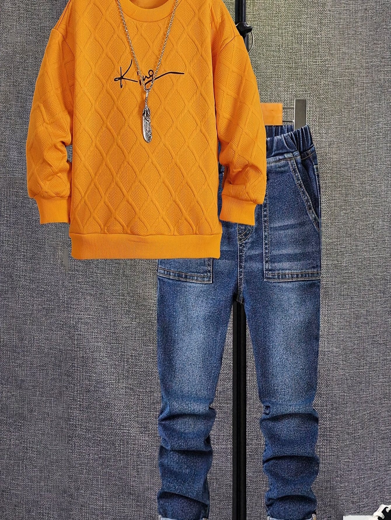 Langarm-Sweatshirt für Jungen in Orange mit Rundhalsausschnitt, modisches Oberteil mit britischem Aufdruck, Herbst, neues lässiges Jeans-Set, zweiteilig