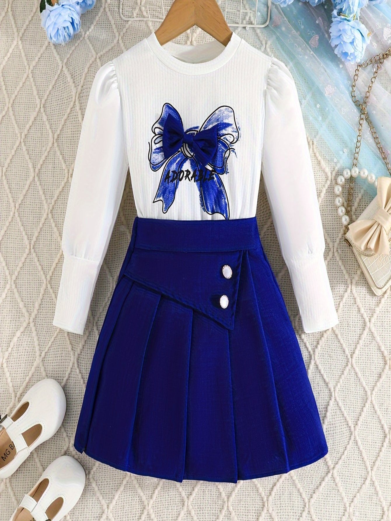 Herbstliches Langarm-Oberteil mit Ballonärmeln, Fliege und Faltenrock-Set.