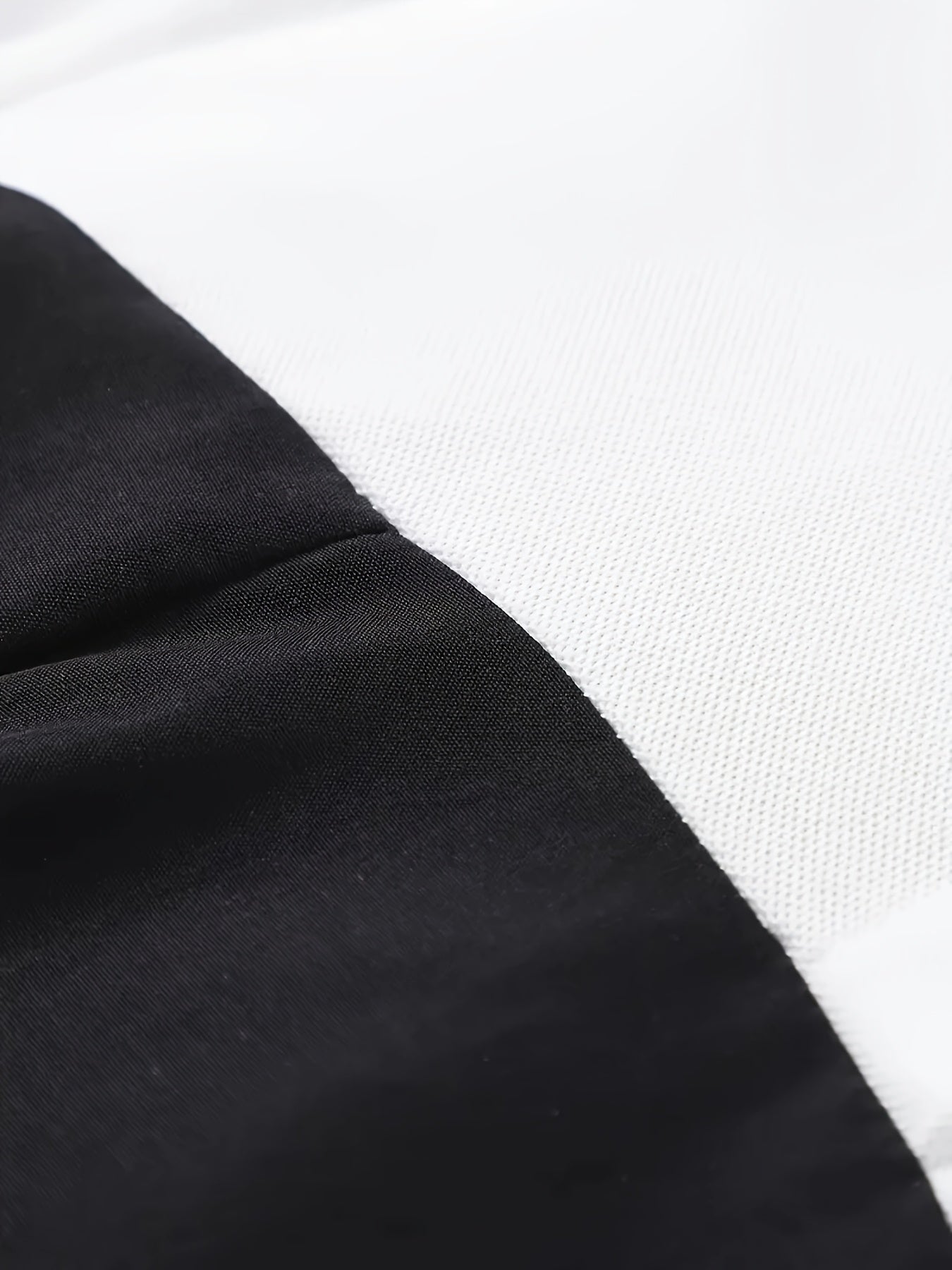 Farbblockkleid für schicke Mädchen mit Gürtel- und Knopfdetails – Schwarz-weißes, elegant geschnittenes Konfektionskleid für die Schule oder den Alltag, saisonale Mode | Kleid mit Taillengürtel | Glänzend