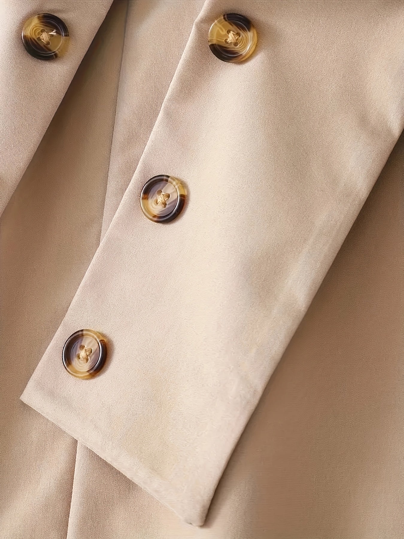 Farbblockkleid für schicke Mädchen mit Gürtel- und Knopfdetails – Schwarz-weißes, elegant geschnittenes Konfektionskleid für die Schule oder den Alltag, saisonale Mode | Kleid mit Taillengürtel | Glänzend