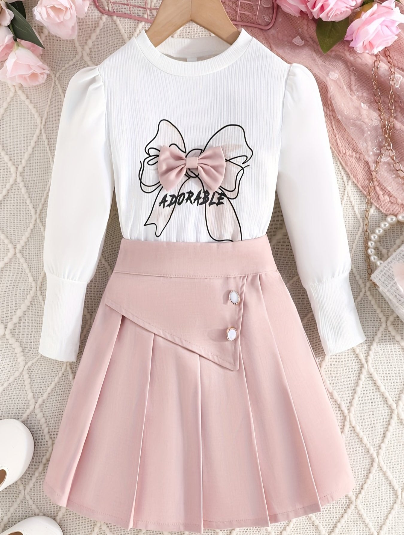 Herbstliches Langarm-Oberteil mit Ballonärmeln, Fliege und Faltenrock-Set.