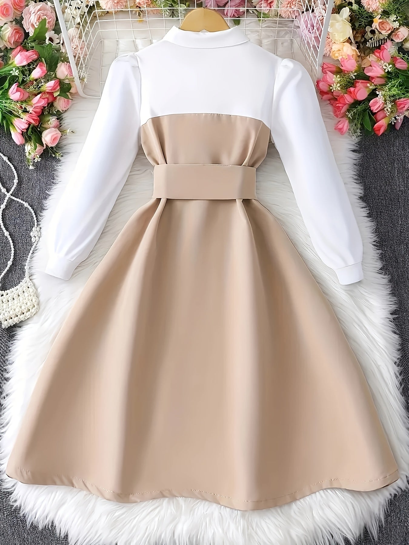 Farbblockkleid für schicke Mädchen mit Gürtel- und Knopfdetails – Schwarz-weißes, elegant geschnittenes Konfektionskleid für die Schule oder den Alltag, saisonale Mode | Kleid mit Taillengürtel | Glänzend