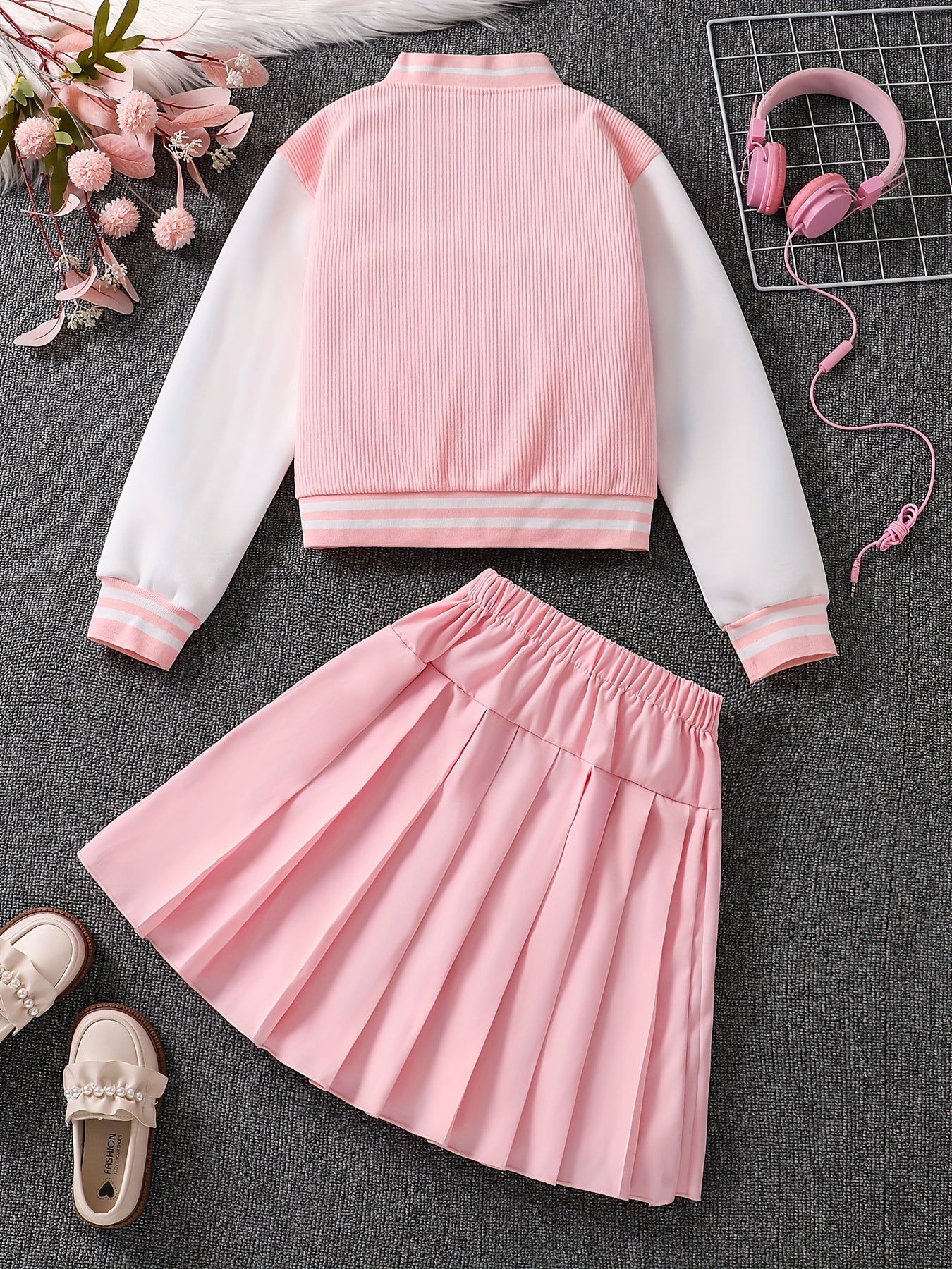 2-in-1 Preppy-Outfit-Set für Frühling/Herbst: Set aus Baseballjacke mit bestickten Buchstaben und Faltenrock – Polyester, V-Ausschnitt, nicht dehnbar, lockere Passform, gewebt