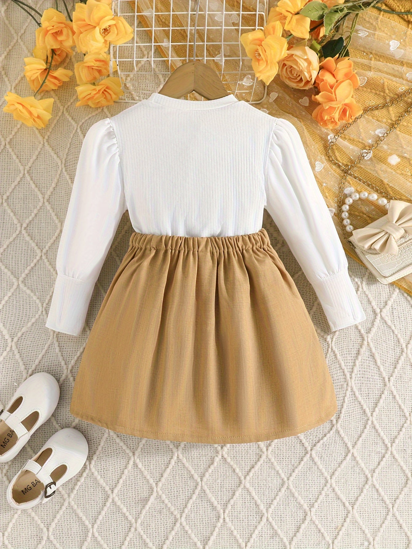 Herbstliches Langarm-Oberteil mit Ballonärmeln, Fliege und Faltenrock-Set.