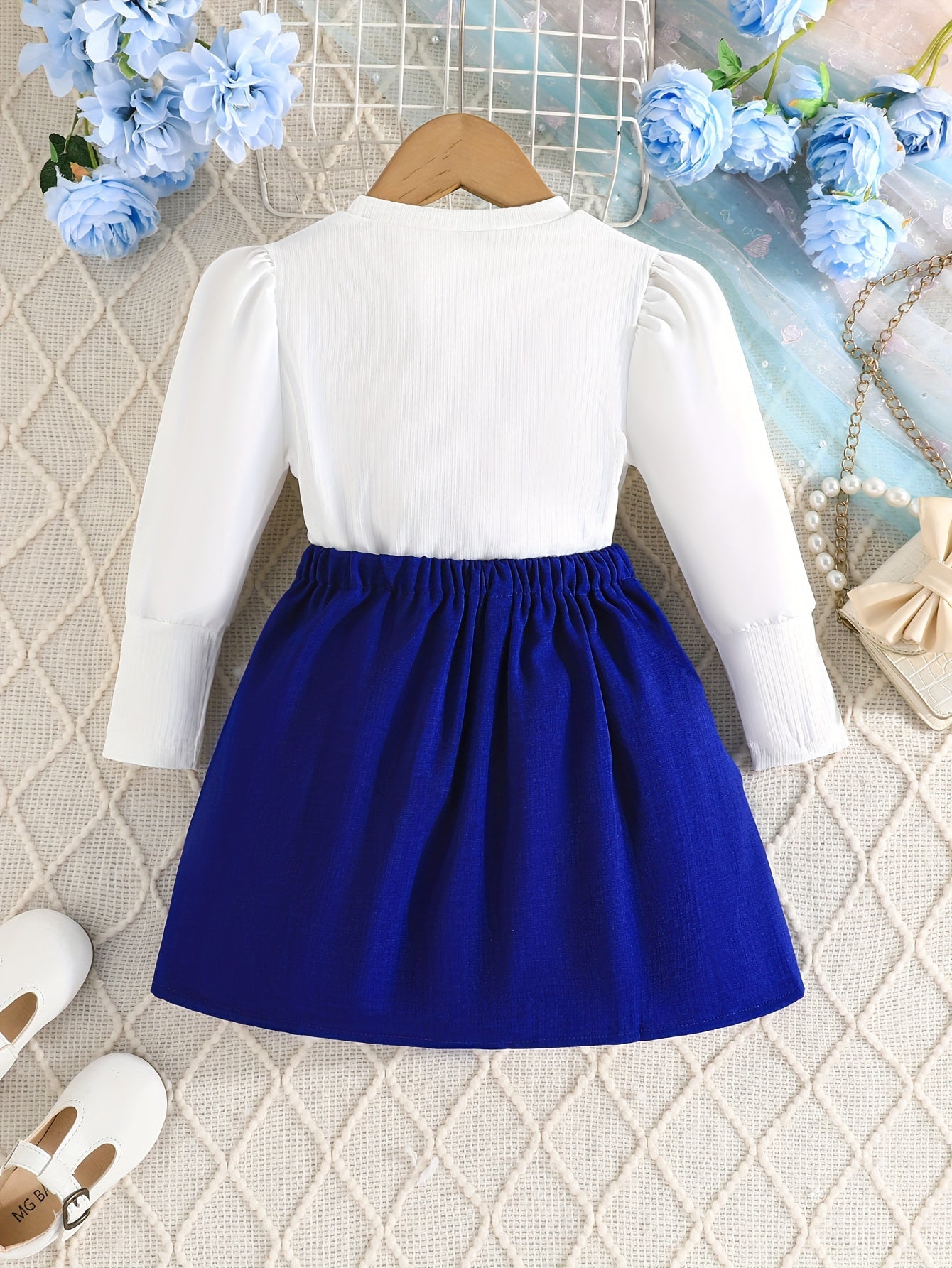 Herbstliches Langarm-Oberteil mit Ballonärmeln, Fliege und Faltenrock-Set.