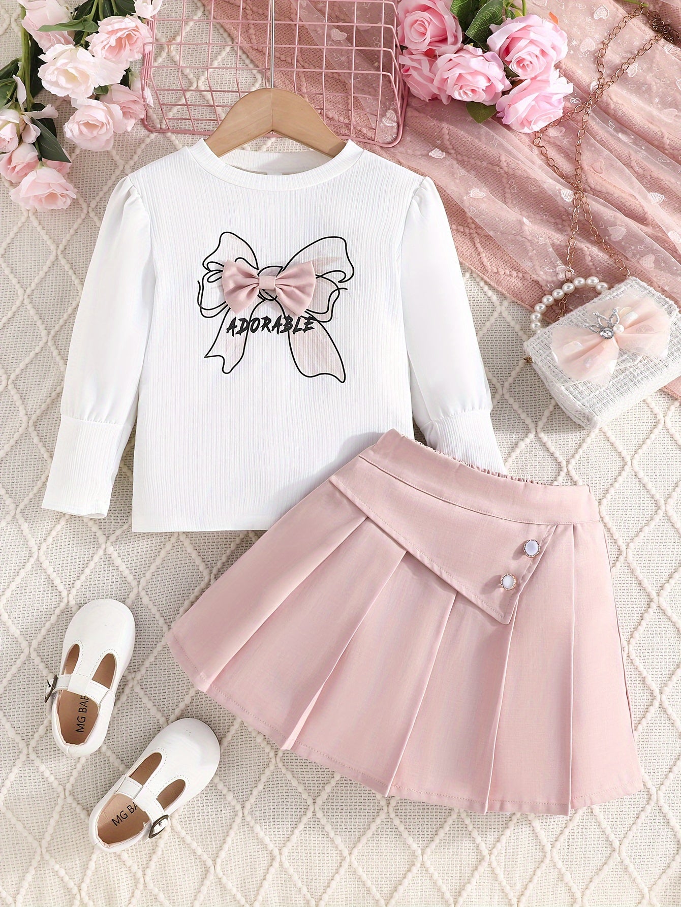 Herbstliches Langarm-Oberteil mit Ballonärmeln, Fliege und Faltenrock-Set.