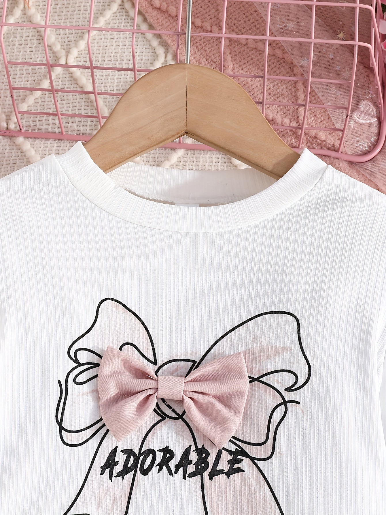 Herbstliches Langarm-Oberteil mit Ballonärmeln, Fliege und Faltenrock-Set.