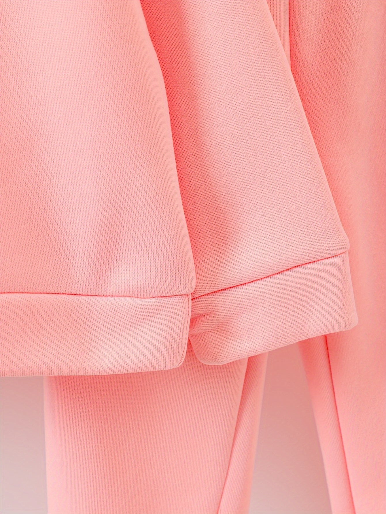 Kapuzensweatshirts für Mädchen für Herbst und Winter mit gemusterten Drucken, gefüttert mit warmem Fleecestoff, kombiniert mit Sporthosen.