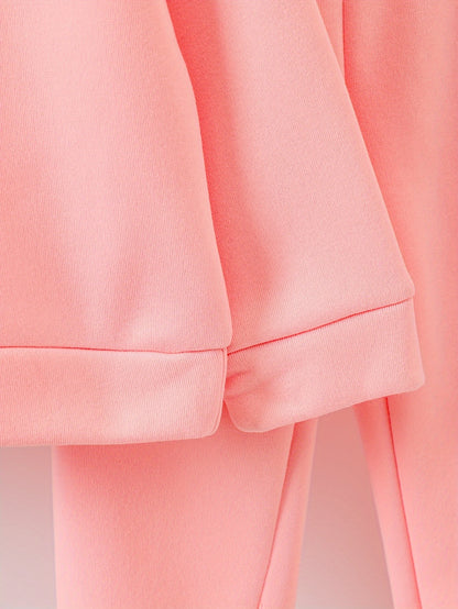 Kapuzensweatshirts für Mädchen für Herbst und Winter mit gemusterten Drucken, gefüttert mit warmem Fleecestoff, kombiniert mit Sporthosen.